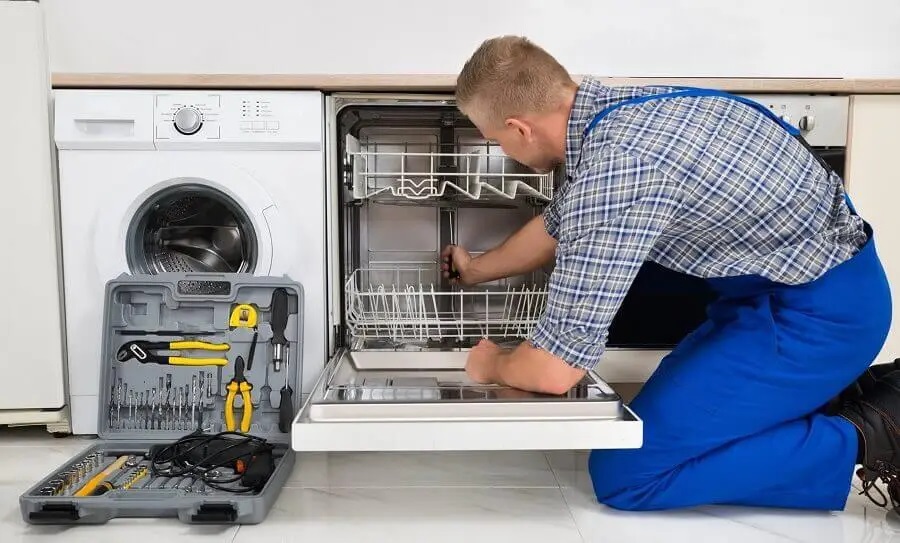 Körfez Finlux servisi teknisyen ekibi beyaz eşya tamiri yaparken